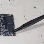 Agregar un SSD proporciona enormes ganancias de rendimiento; sin embargo, agregar un controlador SSD y NAND puede causar una degradación prematura o pérdida de datos.