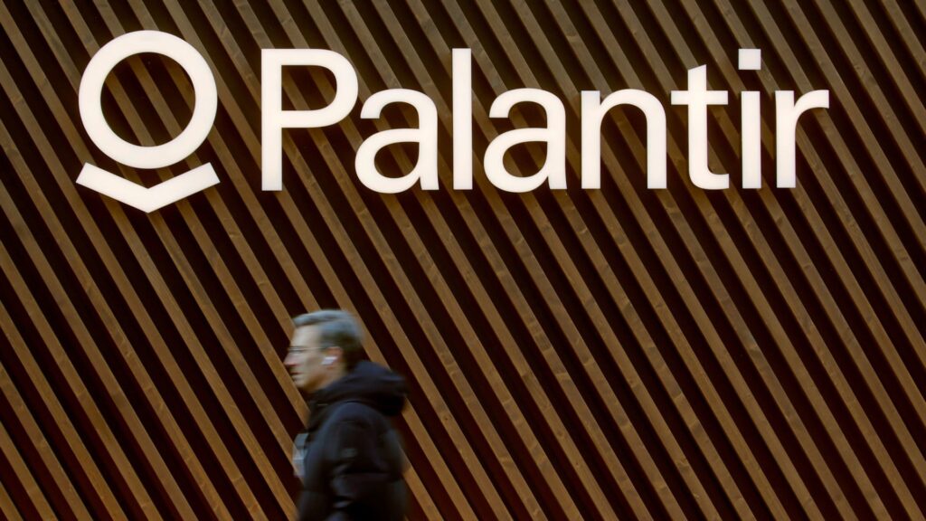Las acciones de Palantir suben un 25% después de que no se alcanzaran las ganancias y aumenta la fuerte demanda de IA