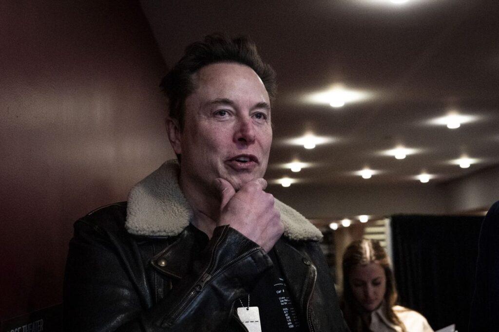 En la última escalada de la guerra de la IA, Elon Musk lanza código de chatbot
