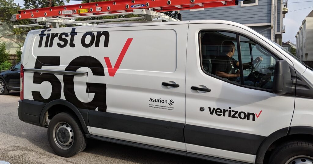 AT&T y Verizon continúan impulsando la contratación con 3.200 recortes de empleos más