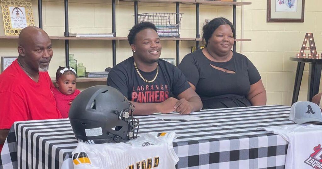 Blake de Ashford firma con el fútbol de LaGrange College