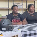 Blake de Ashford firma con el fútbol de LaGrange College