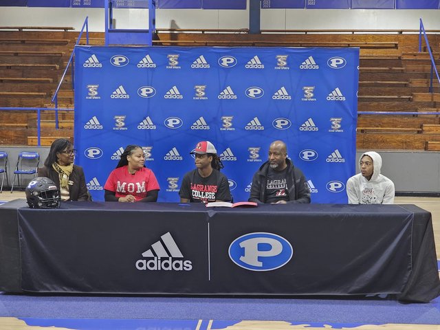 Adarius Fuller firma con la Universidad LaGrange para continuar su carrera futbolística