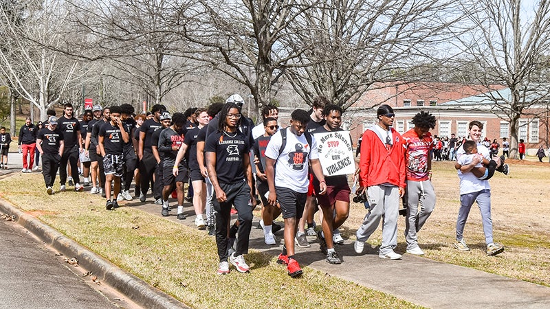 LaGrange College organiza una marcha sensata en honor al ex capitán de fútbol – LaGrange Daily News