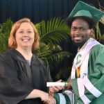 Estudiante de secundaria de Nueva Orleans se gradúa con las mejores calificaciones mientras no tiene hogar