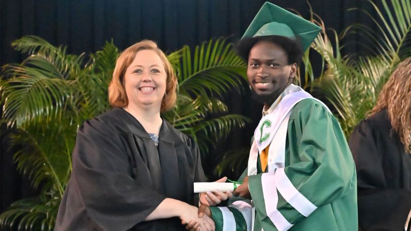 Estudiante de secundaria de Nueva Orleans se gradúa con las mejores calificaciones mientras no tiene hogar
