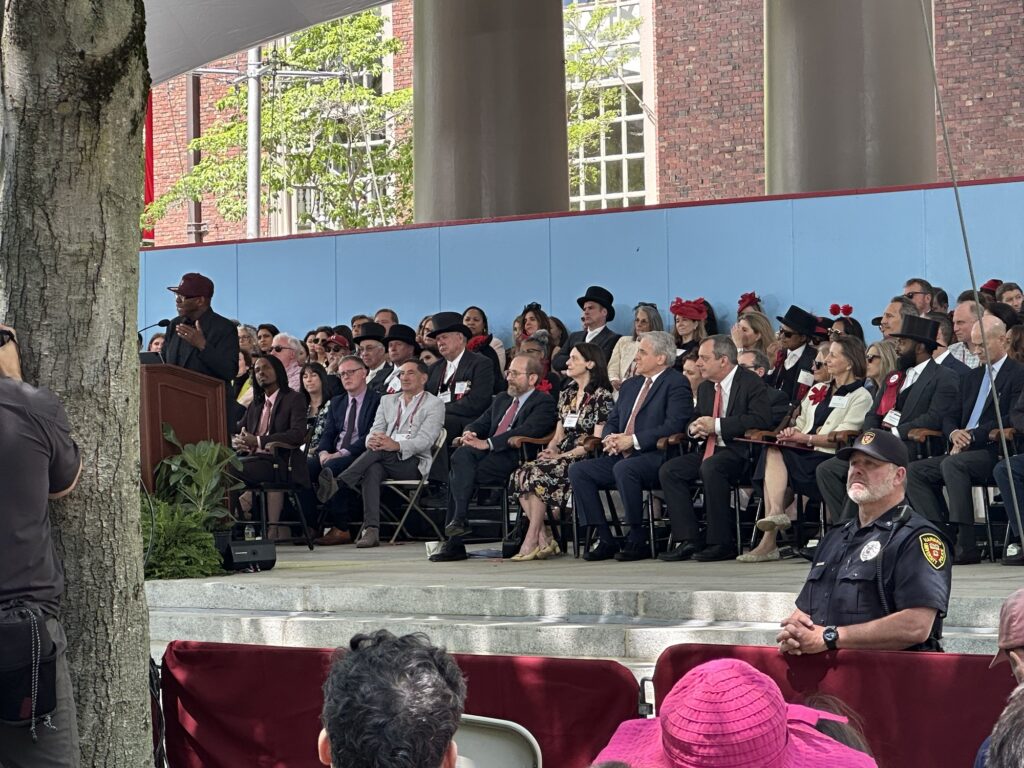 El presidente interino Garber insta a los estudiantes a persistir a pesar del «año difícil» de Harvard |  Las noticias