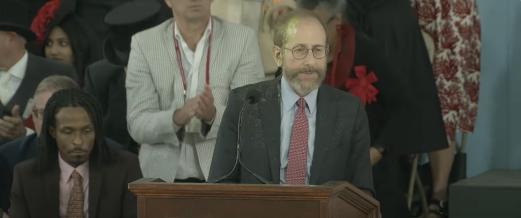 Manifestante por los derechos de los animales critica al presidente de Harvard, Alan Garber, antes del discurso del Día de los Antiguos Alumnos |  Las noticias