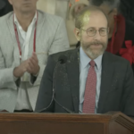 Manifestante por los derechos de los animales critica al presidente de Harvard, Alan Garber, antes del discurso del Día de los Antiguos Alumnos |  Las noticias