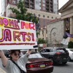 Estudiantes de la Universidad de las Artes presentan una demanda colectiva pocas horas antes del cierre de su escuela