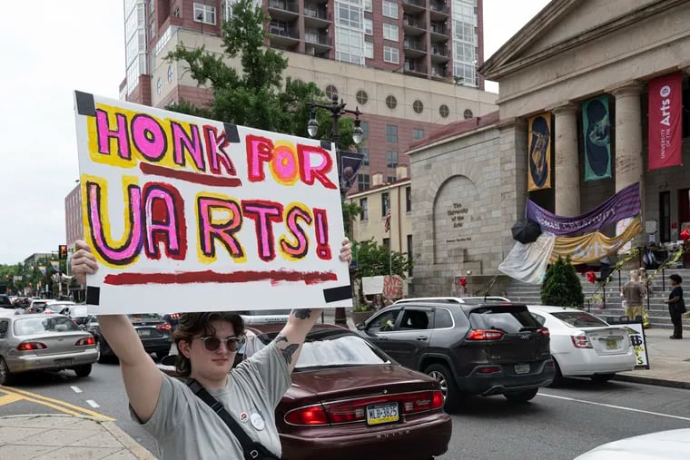 Estudiantes de la Universidad de las Artes presentan una demanda colectiva pocas horas antes del cierre de su escuela