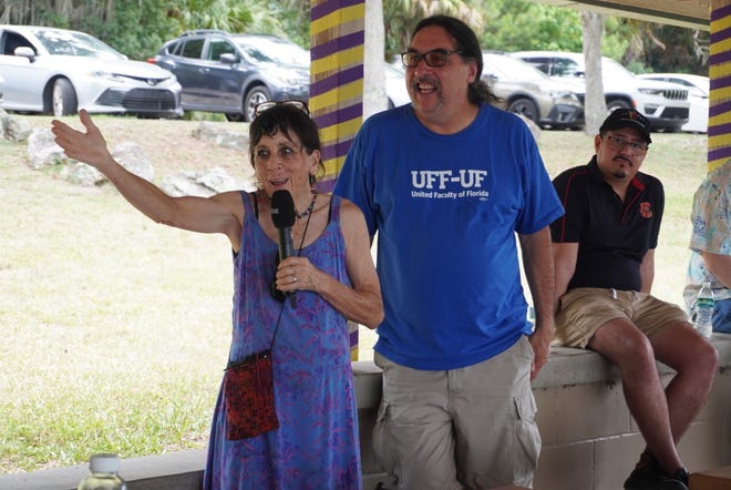 La comunidad se despide del profesor de la UF Paul Ortiz y Sheila Payne