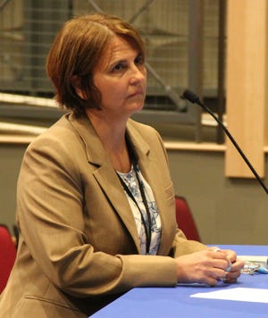 Fall River elige superintendente escolar;  El miembro de la junta dimitió en señal de protesta.