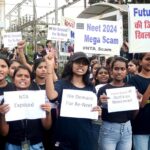Estudiantes ninis protestan en Patna en medio de acusaciones de fuga de papel