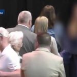 Un hombre ha sido acusado de echar a su mejor estudiante del escenario en una graduación de una escuela secundaria de Wisconsin.