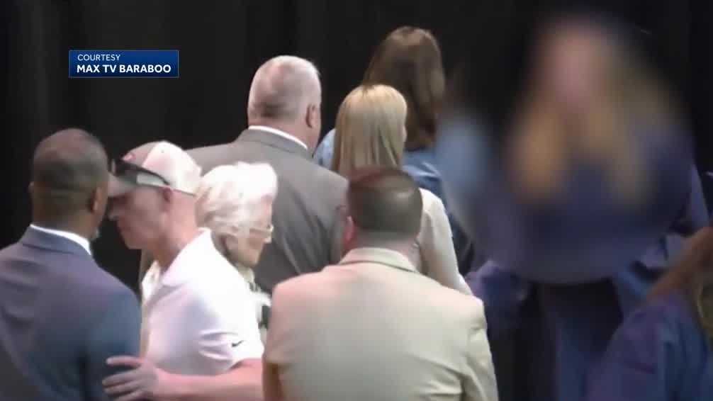 Un hombre ha sido acusado de echar a su mejor estudiante del escenario en una graduación de una escuela secundaria de Wisconsin.