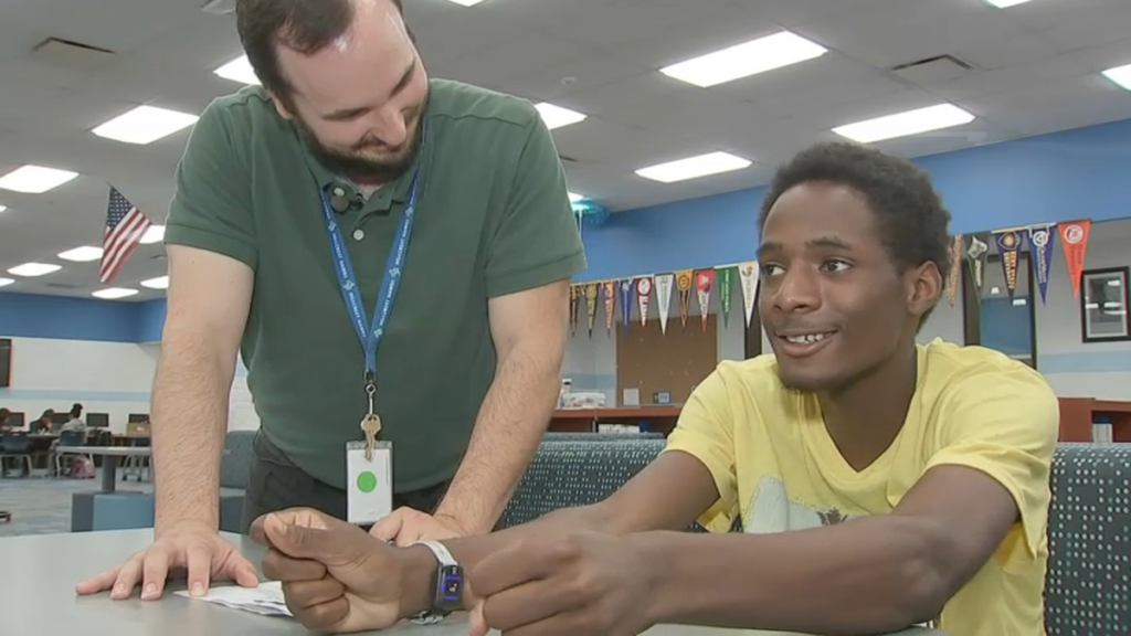 Hillcrest High School monitorea los niveles de estrés de los estudiantes usando monitores cardíacos – NBC Chicago