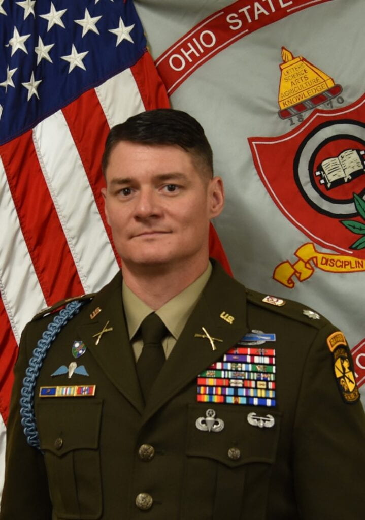 El coronel Michael Kelvington de Ohio State ha sido suspendido del campus como parte de una investigación en curso después de violar dos veces una orden de permanencia en el campus.