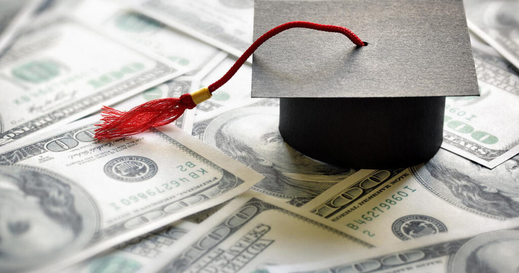 Cuando los estudiantes se gradúan sin deudas – CBS News