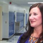 Profesora de arte de Central Academy recibe el premio al impacto educativo de noviembre