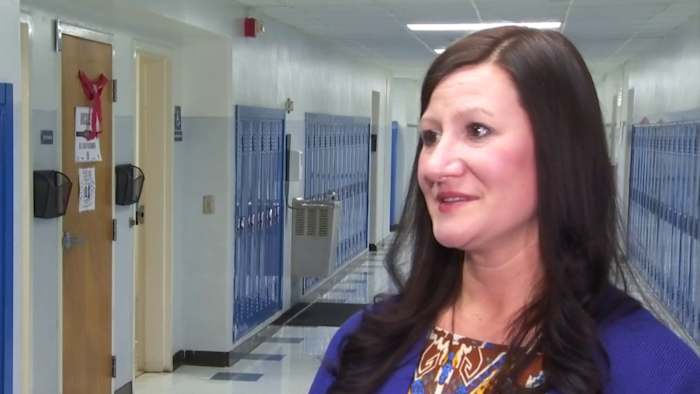 Profesora de arte de Central Academy recibe el premio al impacto educativo de noviembre