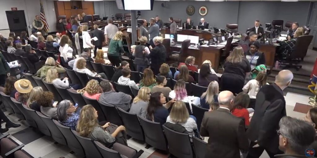 La Junta de Educación del Condado de Williamson votó a favor de eliminar tres libros de las bibliotecas escolares