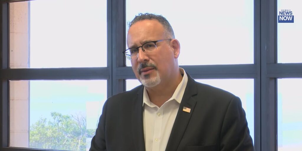 El Secretario de Educación habla sobre la recuperación académica en Maui después de los incendios forestales
