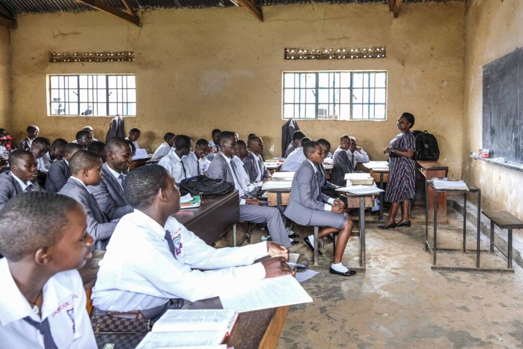 ‘¿Qué tengo que hacer?’ Tasas escolares inesperadas impiden que muchos niños en África obtengan una educación
