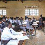 ‘¿Qué tengo que hacer?’ Tasas escolares inesperadas impiden que muchos niños en África obtengan una educación