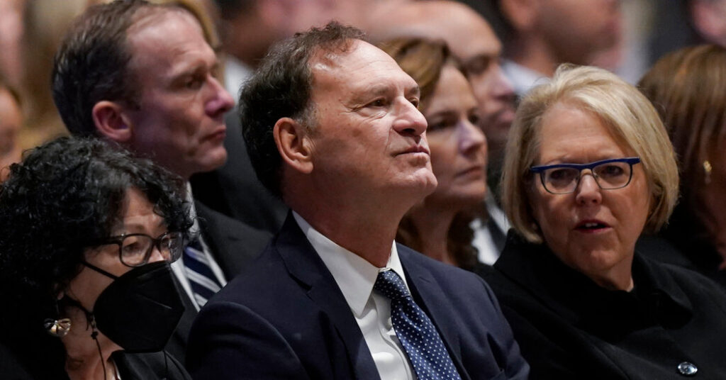 Alito habló con Trump poco antes de la presentación ante la Corte Suprema