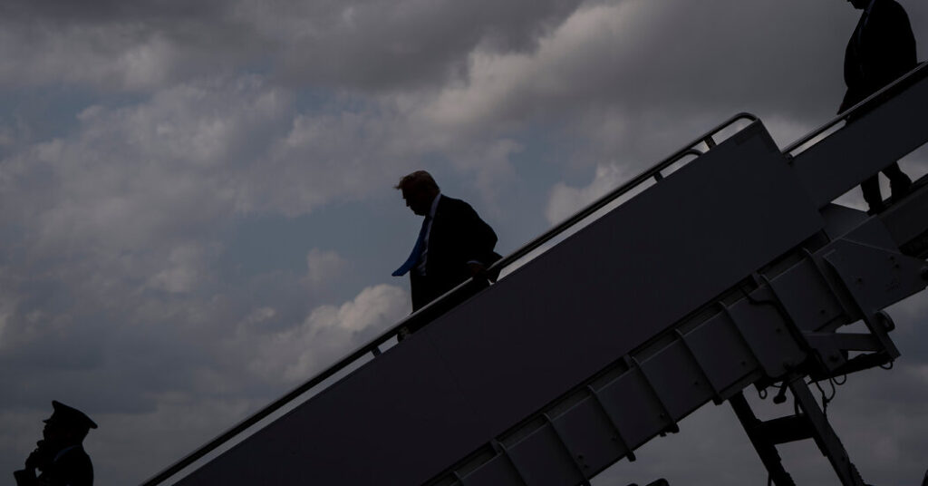 Trump dice que está en busca de un tercer mandato en contra del permiso