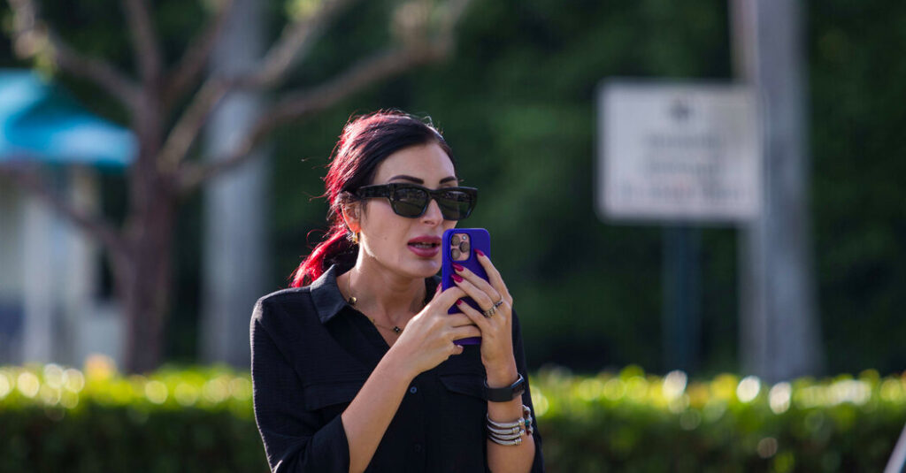 Laura Loomer Trump en la reunión de la Oficina Oval dispara a los oficiales de seguridad nacional