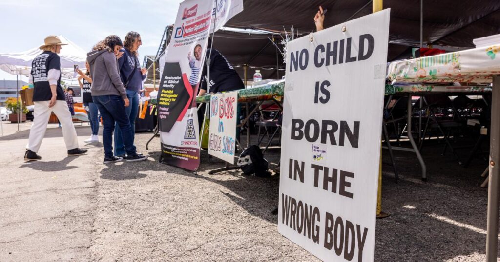 Trump ordena a California que extraen la identificación sexual de la educación sexual