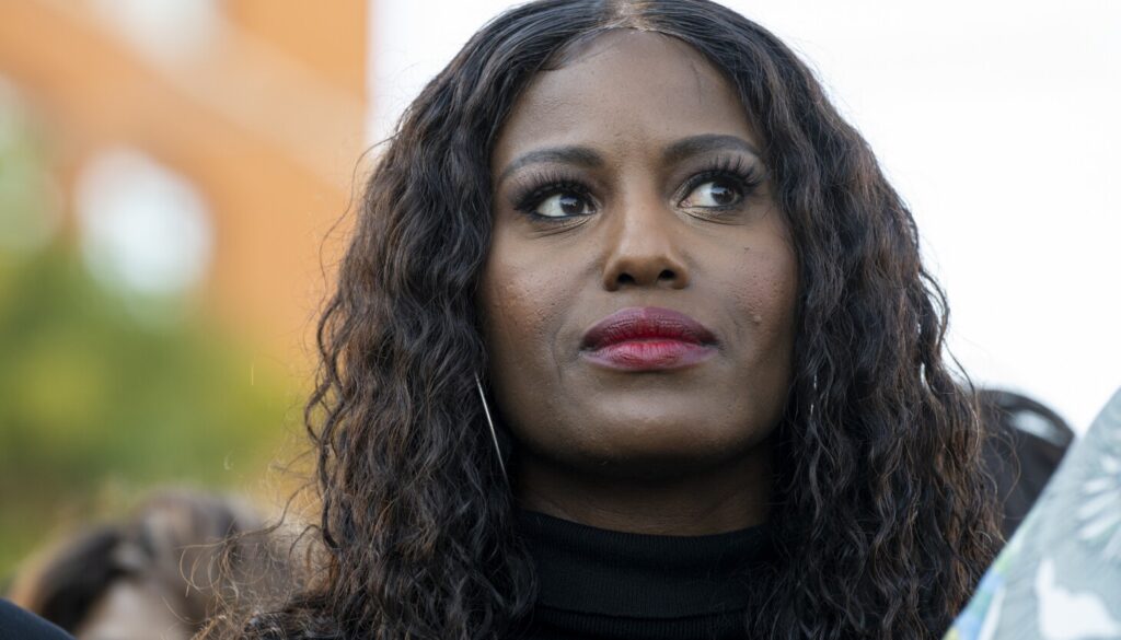 CP necesita pedir prestado el CP para evitar recortes, argumenta Stacy Stacy Davis Davis