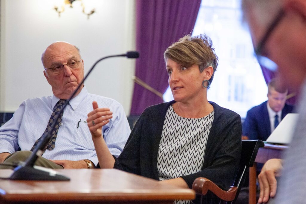 Dos miembros, a pesar del asiento, de la Comisión renuncia del futuro de la educación pública en Vermont