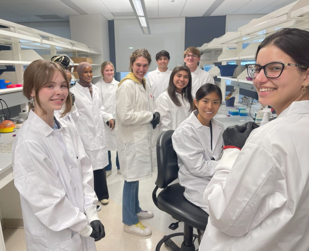 El Programa de Investigación del Cáncer de UOFL ofrece la experiencia de laboratorio de manejo