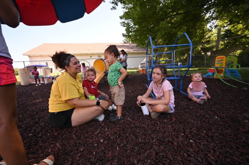 Programa de Michigan Los niños y las familias tienen como objetivo aprovechar los trabajadores de la atención infantil
