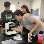La educación de inmigrantes ayuda a trabajar niños. Trump quiere que ella termine