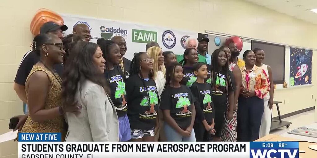 Graduado del Grupo de la Escuela Intermedia del Condado de Gadsden del Programa de Educación Aeroespacial