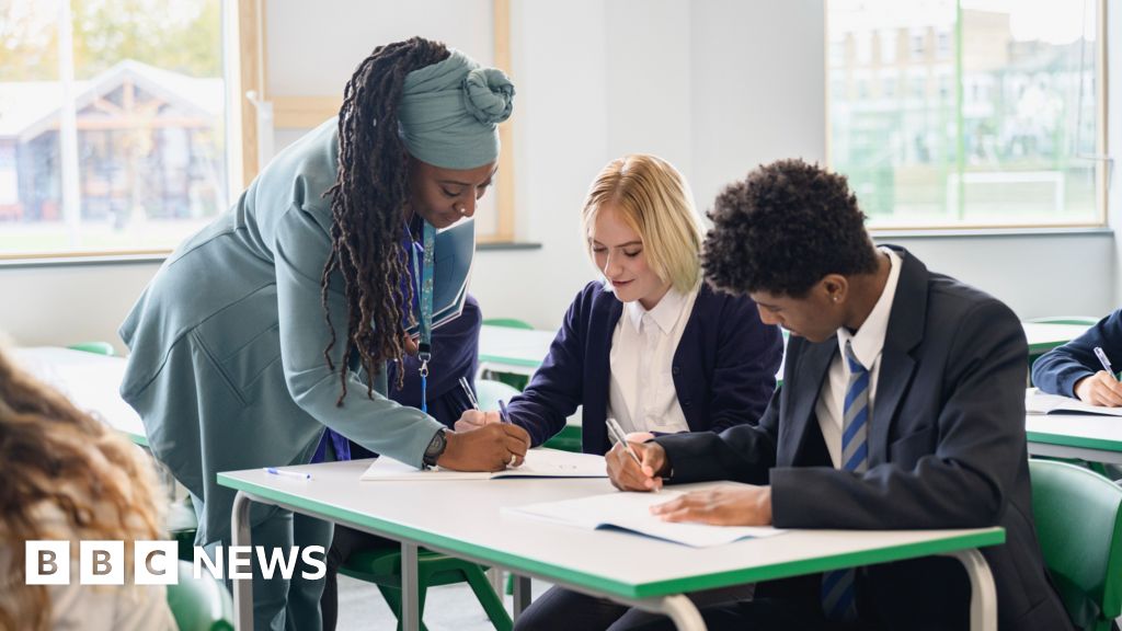 Niños que reciben instrucciones en clases de educación sexual anti-misoginia