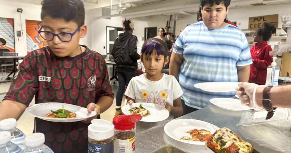 Trump distribuye subvenciones de escuela sucia con condiciones; La mayoría de los efectivos para California todavía en el limbo