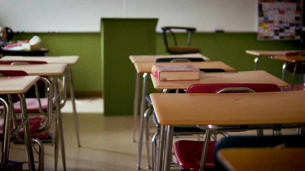 La última escuela agrega religión y revisiones, elimine los libros en los estados