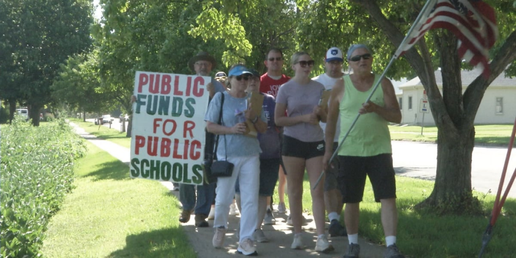 Los maestros orientales de Iowa marcharon para el comienzo del año escolar para el financiamiento de las escuelas públicas