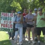 Los maestros orientales de Iowa marcharon para el comienzo del año escolar para el financiamiento de las escuelas públicas