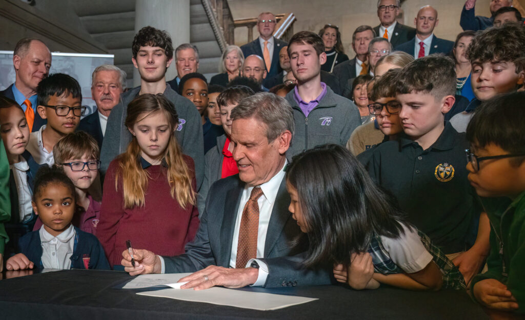 Tennessee paga un fondo de financiación más promedio para estudiantes de clase pública