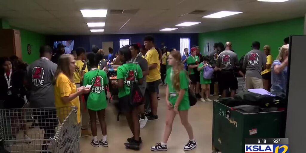 Pride Academy ayuda con los artículos de autobuses en los Estados Unidos
