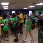 Pride Academy ayuda con los artículos de autobuses en los Estados Unidos