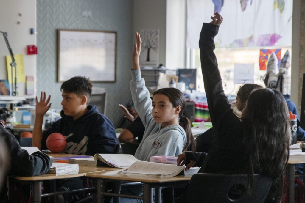 Una gran cantidad de estudiantes de Colorado que participan en distritos diferentes de un distrito