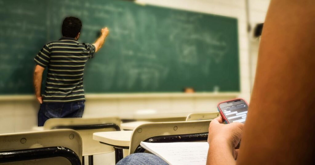 La ley de NC NC ofrece a los estudiantes para apagar los teléfonos, pero las juntas escolares deben decidir cómo reunirse