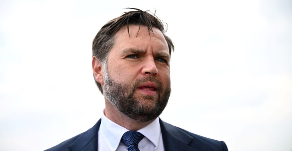 JD Vance luce la fe, la familia y el futuro en Lara Trump JD sobre la fe, la familia y el futuro en la audiencia en la audiencia
